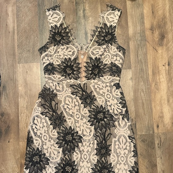 BCBG MAXAZRIA Azria Lynne Layered Floral Dress Wedding Formal Sz 6 Lace RARE​ - Picture 4 of 10